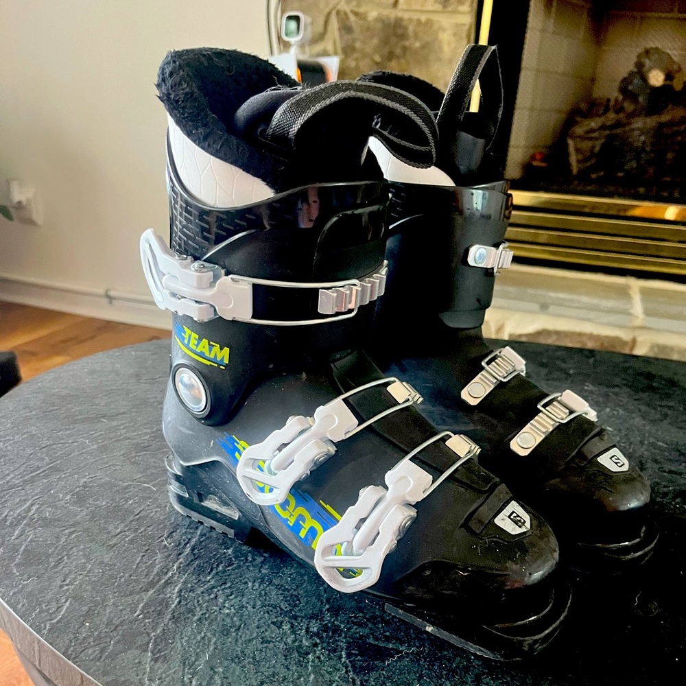 Youth Salomon ski boots